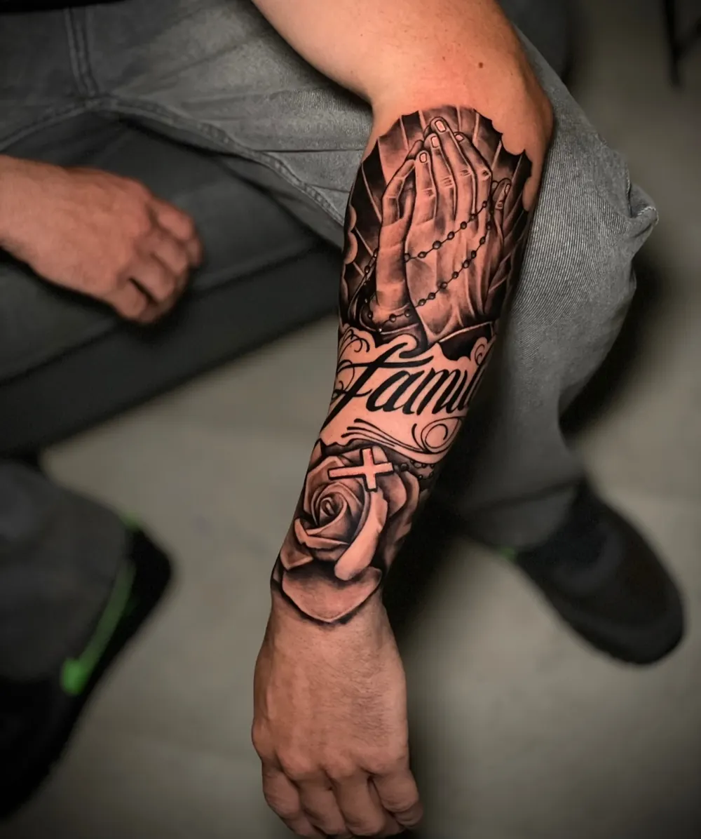 Chicano-Sleeve mit Schriftzug und Rose