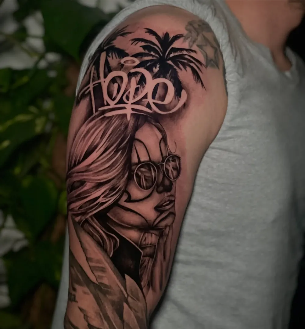Chicano-Oberarm mit Schriftzug und Palme