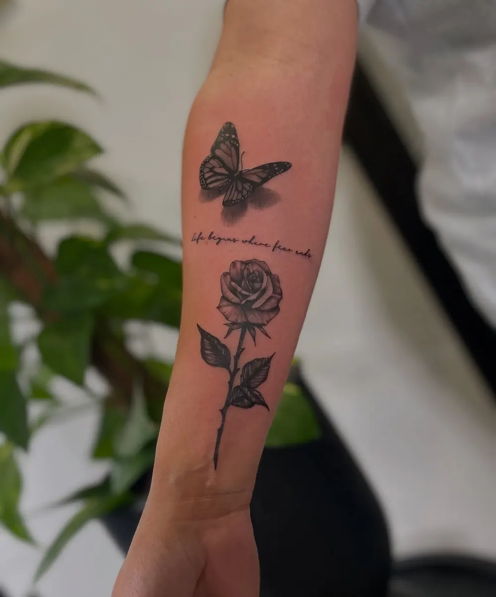 Feiner Schmetterling und Rose am Unterarm