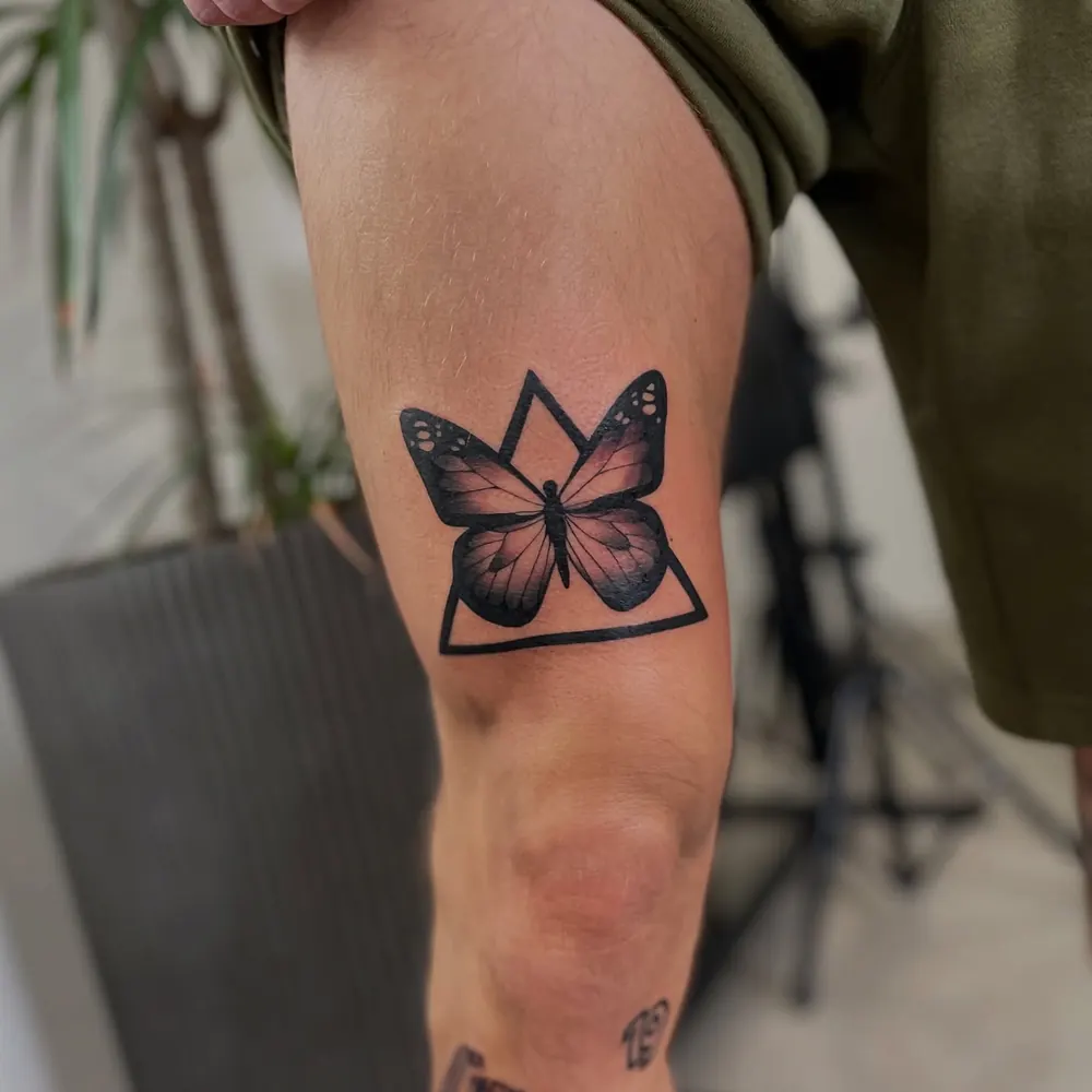Fineline-Schmetterling am Oberarm