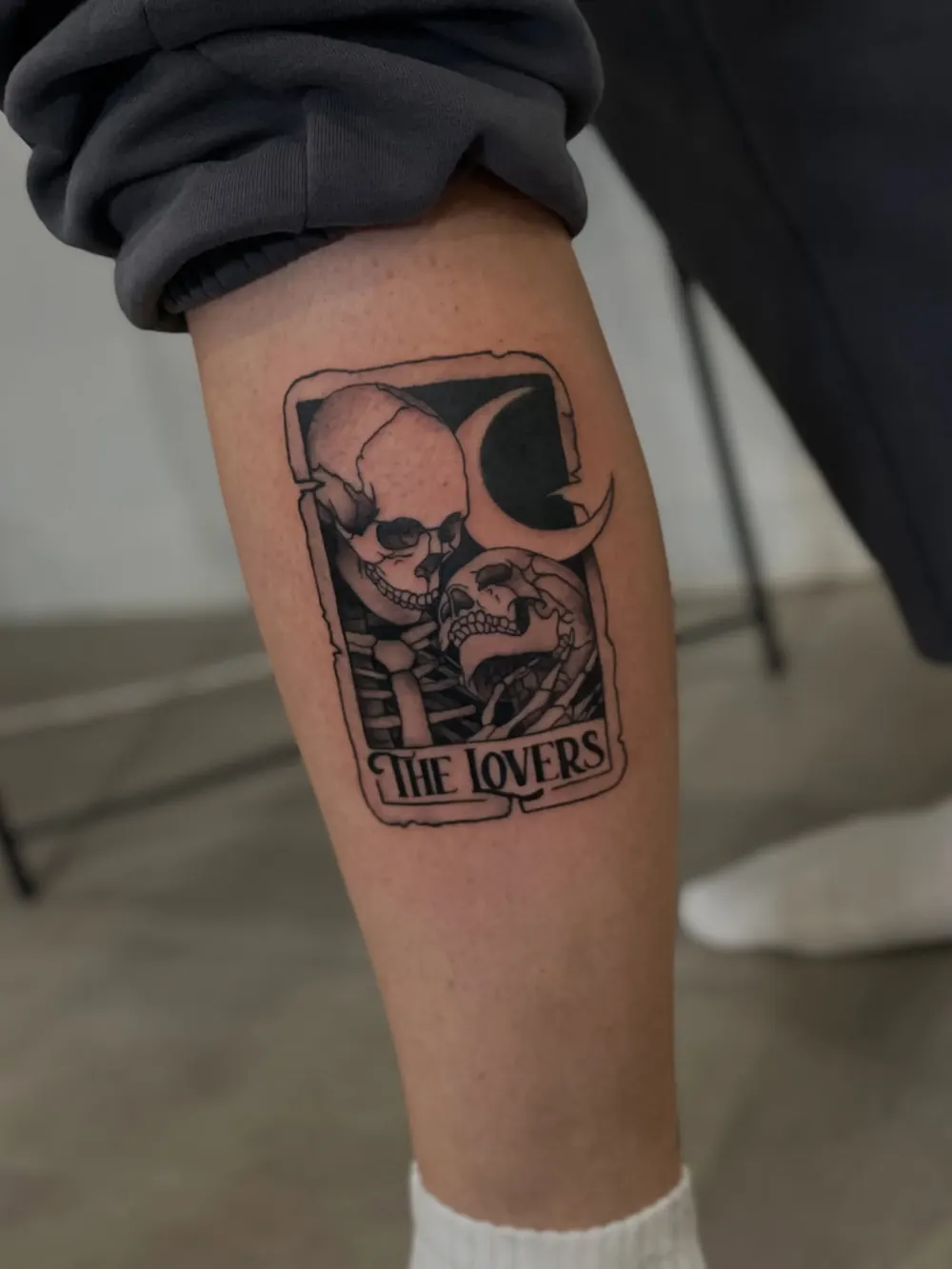 Feines Tarot-Motiv am Unterschenkel