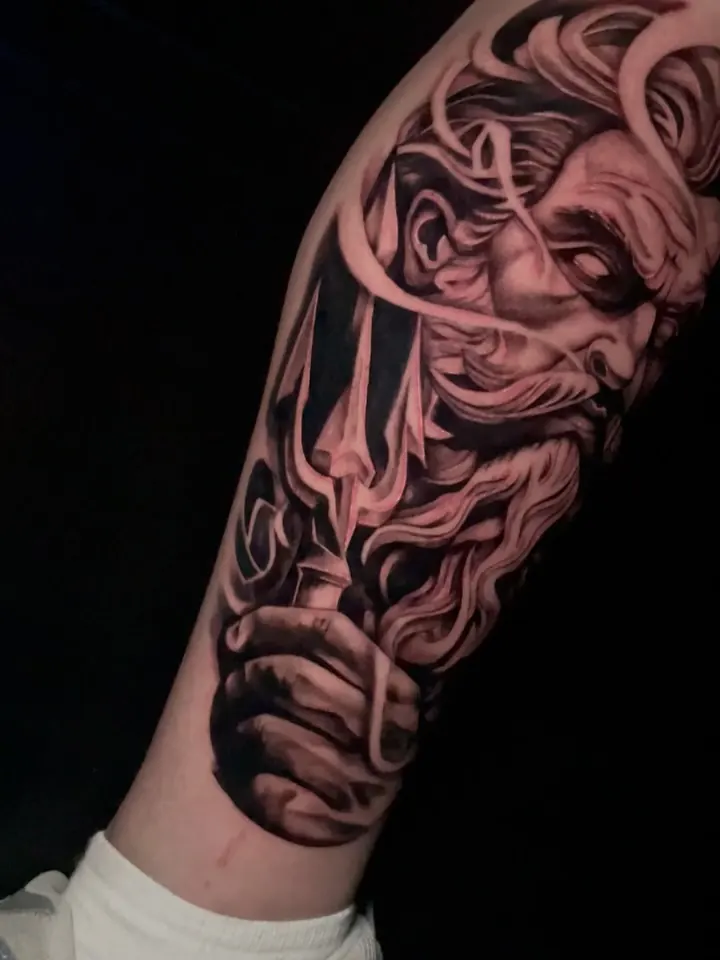 Poseidon mit Dreizack am Unterarm