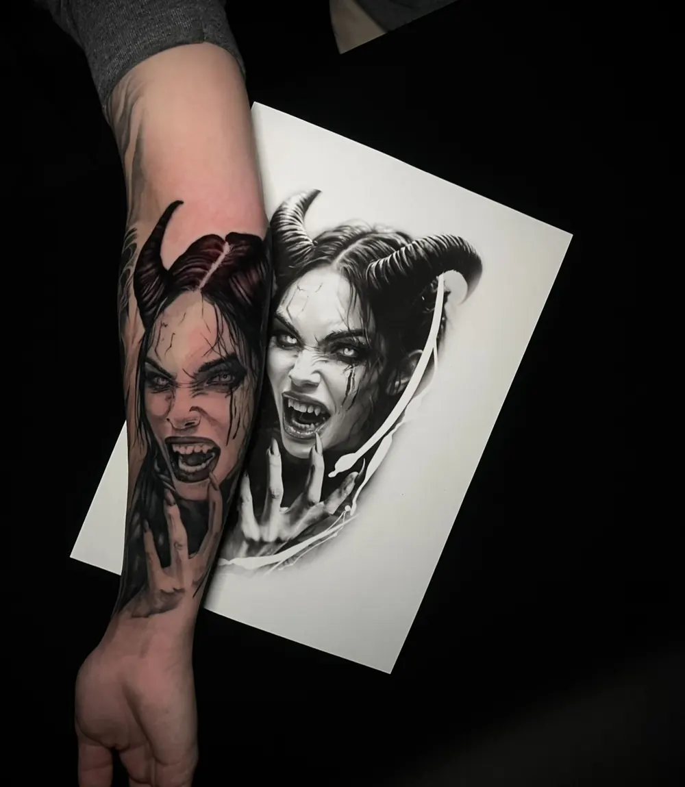 Zwei realistische Portraits am Unterarm neben der Vorlage