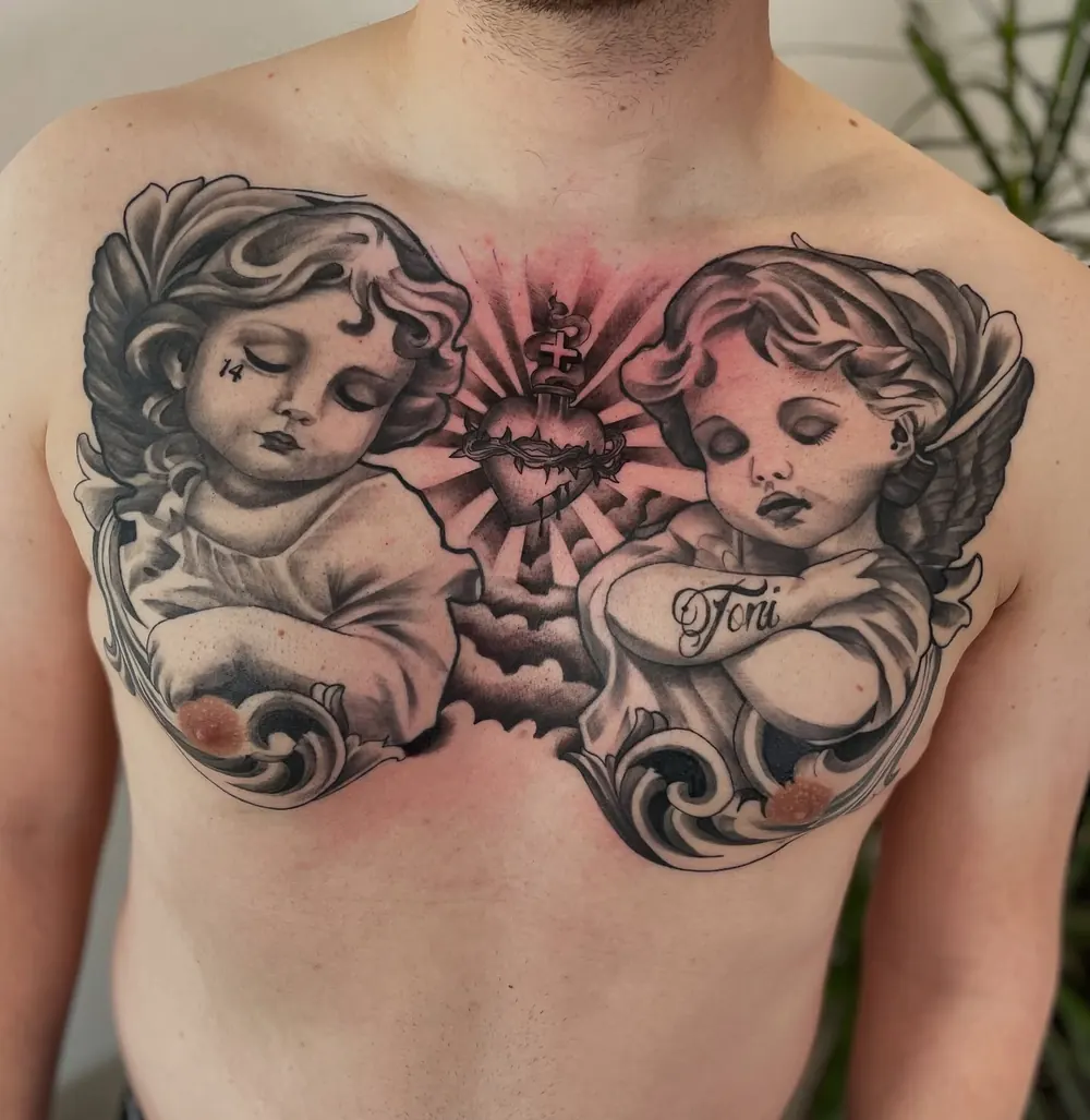 Realistic-Brustmotiv mit zwei Engeln