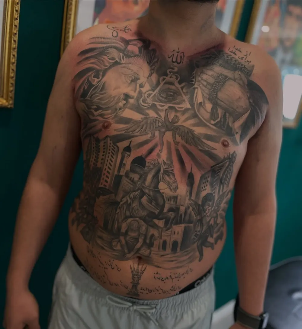 Großflächiges Realistic-Motiv auf Brust und Bauch