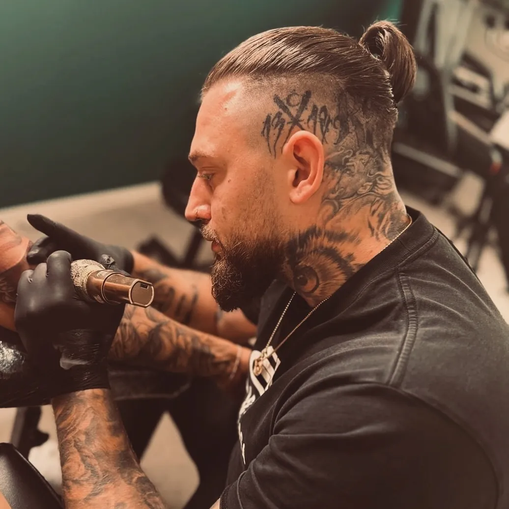 Matteo bei der Arbeit an einem Tattoo